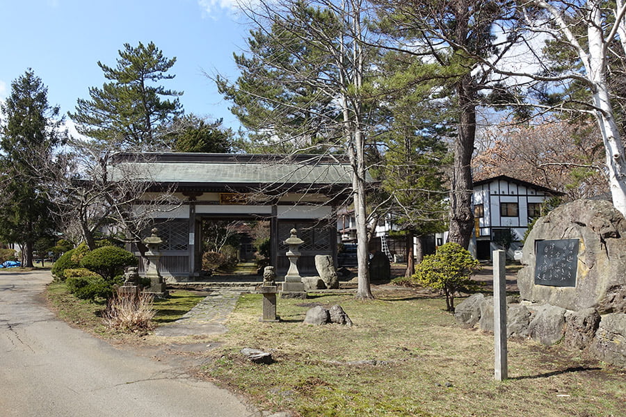 Nio (guardian) welcomes you at the gate