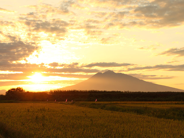 夕日と岩木山