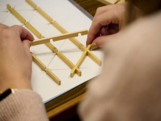 青森県伝統工芸士と作る津軽組子灯ろう製作体験