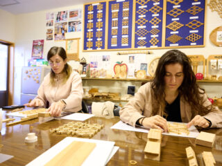 青森県伝統工芸士と作る津軽組子灯ろう製作体験